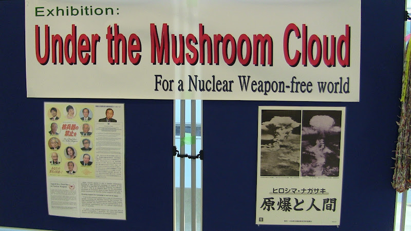 Uno degli eventi correlati a fianco delle sale conferenza: la mostra fotografica per ricordare Hiroshima e Nagasaki